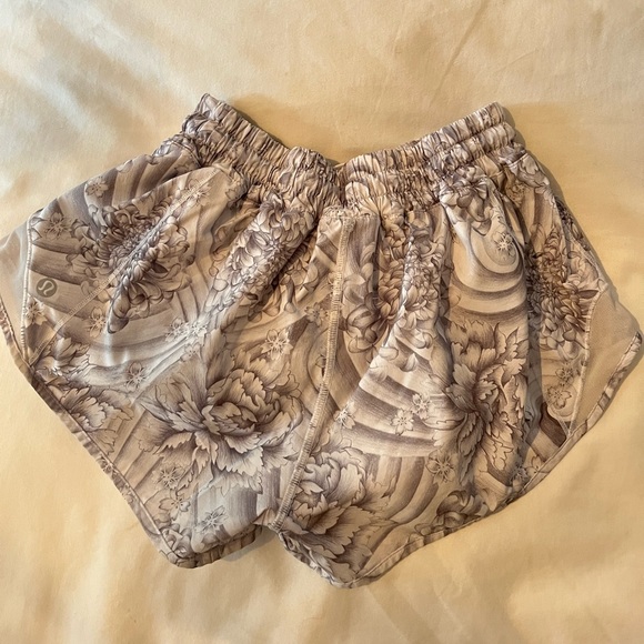 LULULEMON hotty hot shorts - Picture 1 of 2